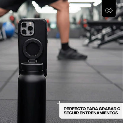 Mujer grabando entrenamiento en gym con botella térmica Cuddo Pro soporte móvil sin trípode